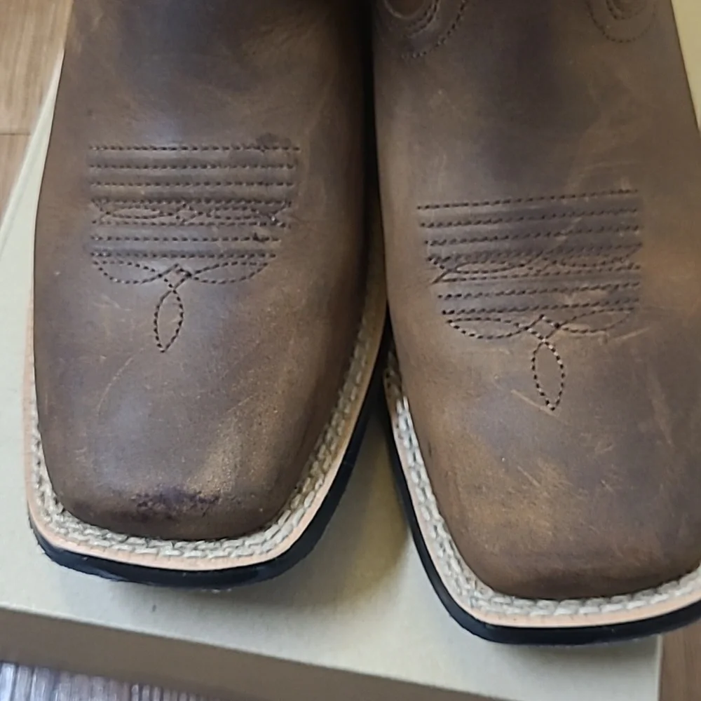 Ariat Brown and Red Western Boots‎ is for boy zise 2 used exelente condition.